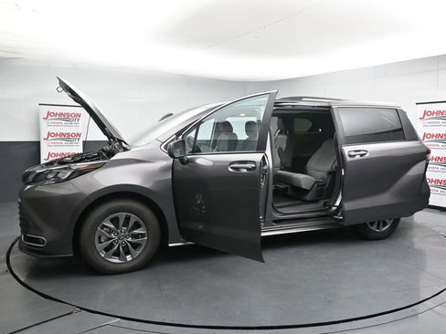 Used 2024 Toyota Sienna XLE FWD image 42
