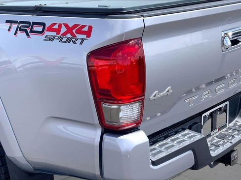 Used 2017 Toyota Tacoma TRD Sport w/ Tow Package (A/T) AWD/4WD image 29