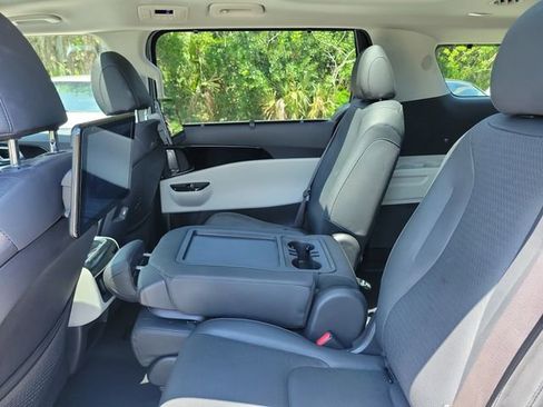 Used 2023 Kia Carnival SX Prestige FWD image 12