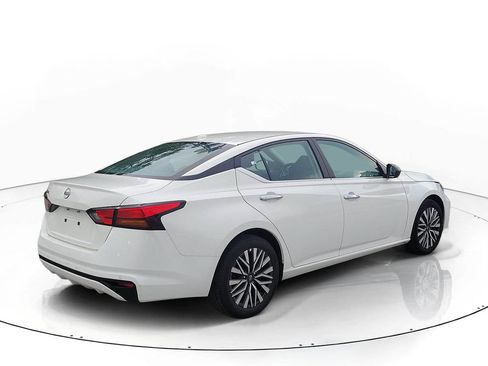 Used 2025 Nissan Altima 2.5 SV FWD image 4