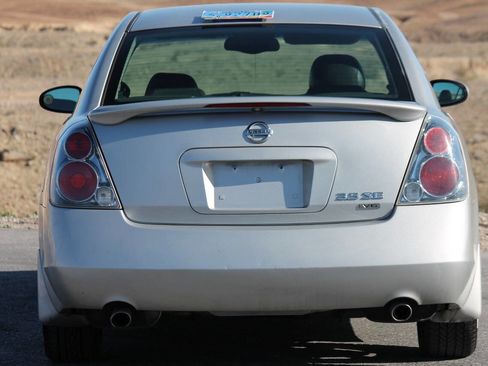 Used 2005 Nissan Altima 3.5 SE w/ (X02) Navigation Pkg FWD image 7