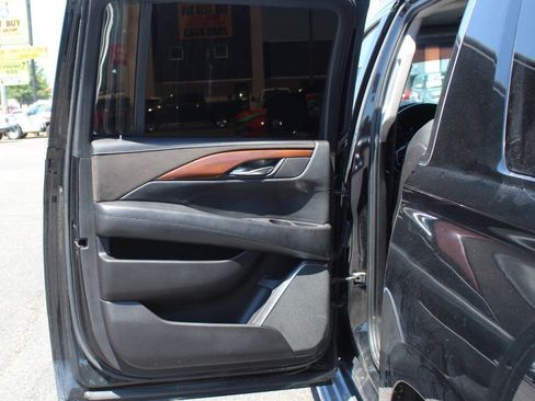 Used 2016 Cadillac Escalade ESV Luxury RWD image 17