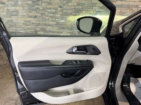 Used 2022 Chrysler Pacifica Touring-L w/ Uconnect Theater Family Group FWD image 11