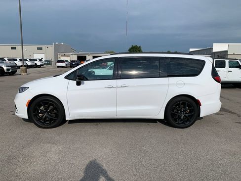 Used 2025 Chrysler Pacifica Limited FWD image 3