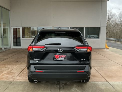 Used 2022 Toyota RAV4 XLE Premium FWD image 20