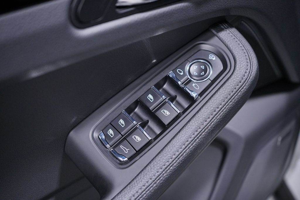 Used 2024 Porsche Macan AWD/4WD image 21