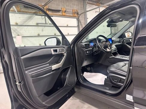 Used 2020 Ford Explorer XLT w/ Equipment Group 202A AWD/4WD image 12