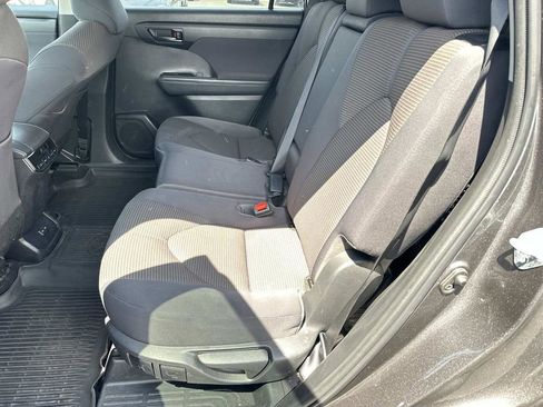 Used 2022 Toyota Highlander LE AWD/4WD image 12