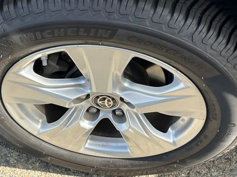 Used 2021 Toyota RAV4 LE AWD/4WD image 17