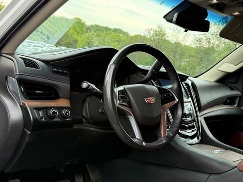 Used 2019 Cadillac Escalade ESV Luxury AWD/4WD image 2