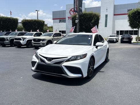 Used 2022 Toyota Camry SE FWD image 5