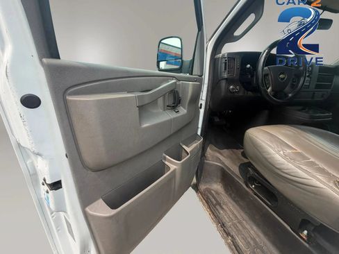 Used 2017 Chevrolet Express 2500 RWD image 19