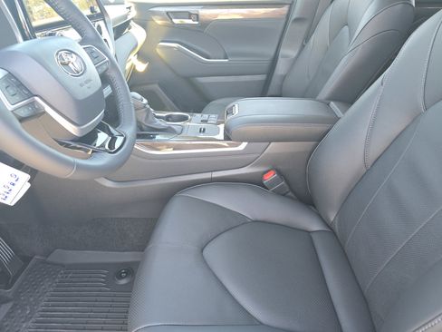 New 2026 Toyota Highlander Limited image 9