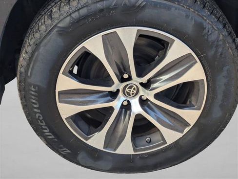 Used 2022 Toyota Highlander XLE FWD image 17