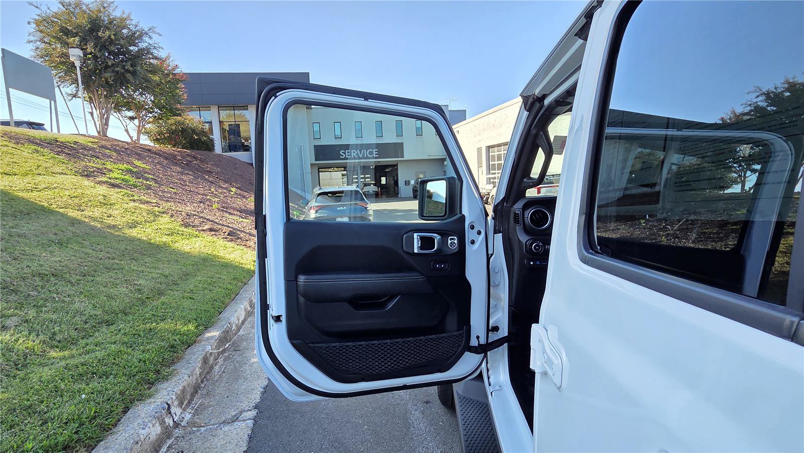 Used 2022 Jeep Wrangler Unlimited Sahara w/ Cold Weather Group AWD/4WD image 11