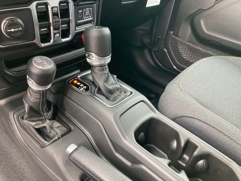 New 2025 Jeep Gladiator Sport image 25