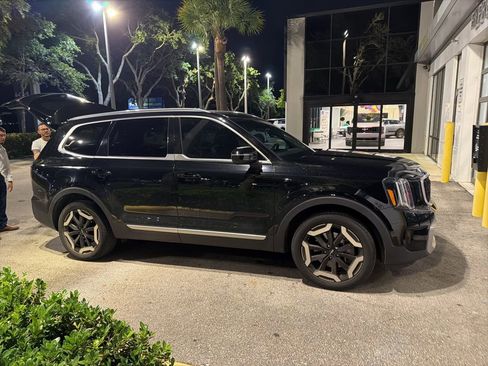 Used 2023 Kia Telluride EX w/ EX Captain's Chair Package FWD image 2