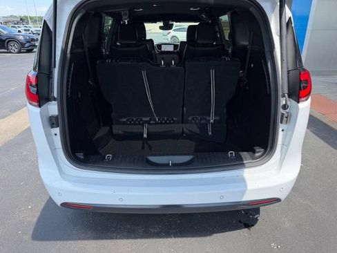 Used 2024 Chrysler Pacifica Limited FWD image 7