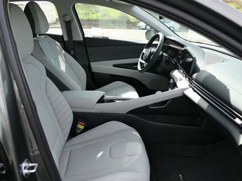 New 2025 Hyundai Elantra Limited image 27