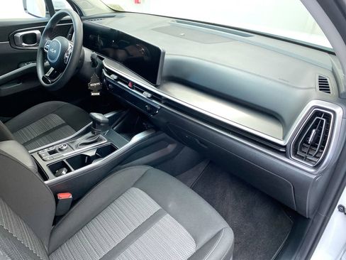 Certified 2025 Kia Sorento LX image 29