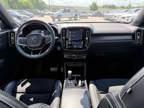 Used 2019 Volvo XC40 T4 R-Design FWD image 16