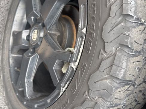 Used 2021 Toyota RAV4 XLE Premium AWD/4WD image 7