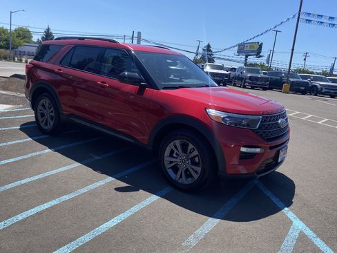Used 2023 Ford Explorer XLT w/ Equipment Group 202A AWD/4WD image 7