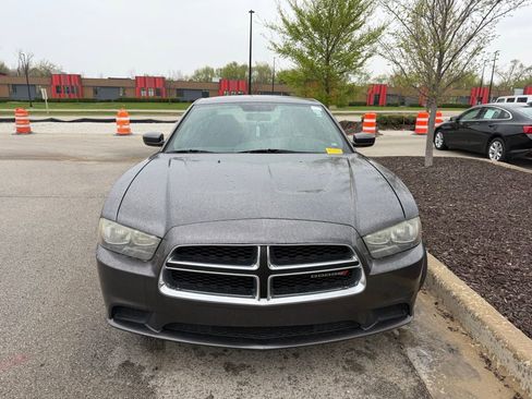 Used 2014 Dodge Charger SE RWD image 2