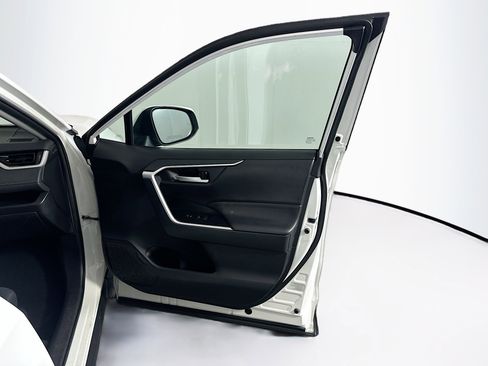Used 2020 Toyota RAV4 XLE FWD image 33