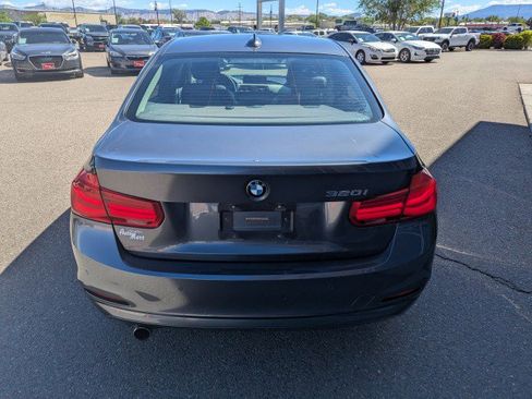 Used 2017 BMW 320i Sedan RWD image 4