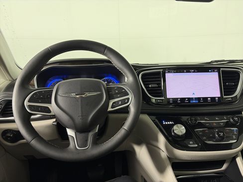 Used 2024 Chrysler Pacifica Limited image 14