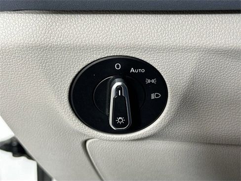 Used 2025 Volkswagen Jetta SE image 24