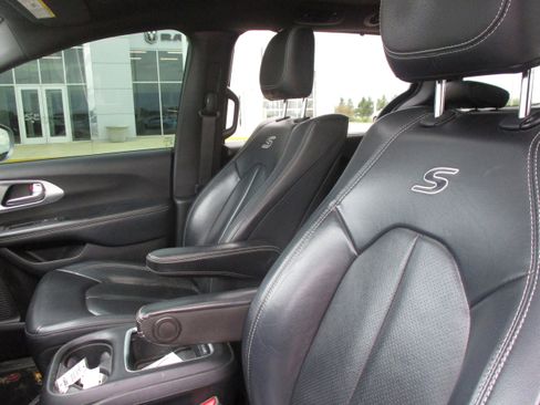 Used 2020 Chrysler Pacifica Touring-L Plus w/ Advanced Safetytec Group FWD image 13