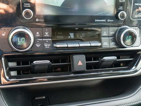 Used 2022 Toyota Highlander XLE AWD/4WD image 34