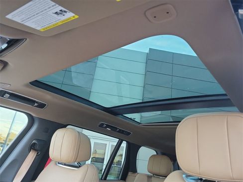 New 2025 Land Rover Range Rover Long Wheelbase SE image 28