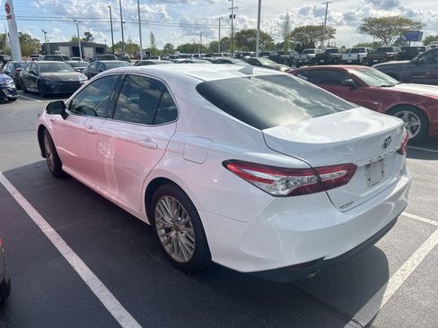 Used 2020 Toyota Camry XLE image 7