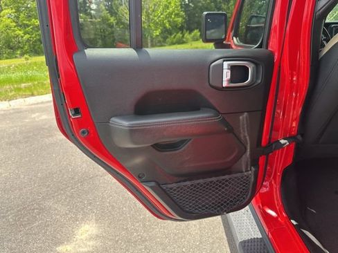 Used 2020 Jeep Wrangler Unlimited Sahara AWD/4WD image 16