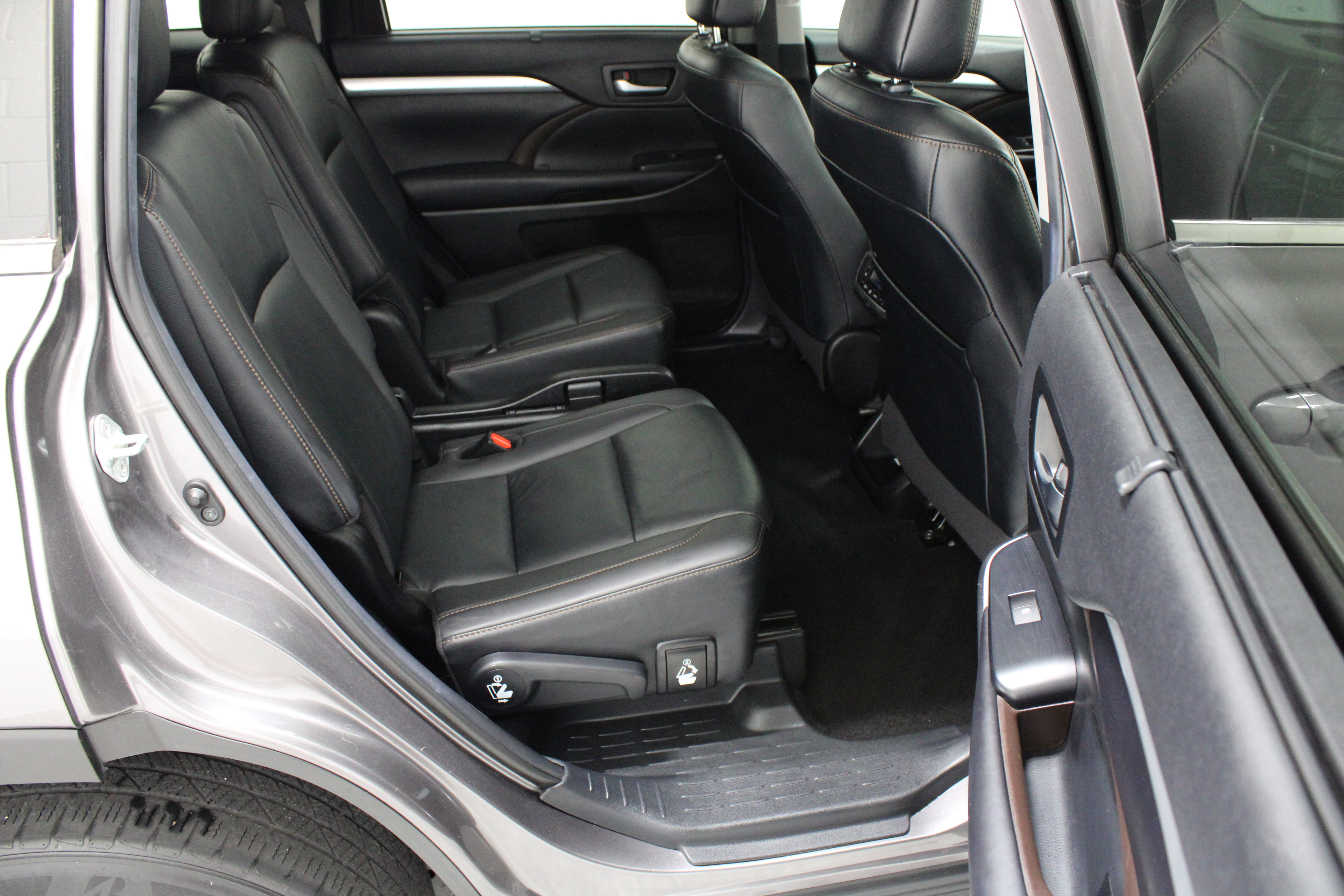 Used 2019 Toyota Highlander XLE FWD image 39