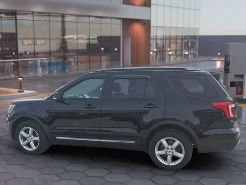 Used 2017 Ford Explorer XLT w/ Equipment Group 202A AWD/4WD image 3