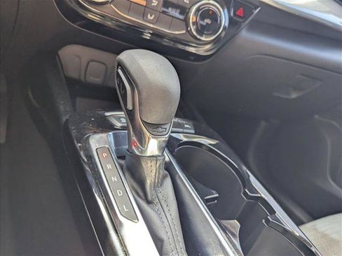 Used 2025 Chevrolet Trax LT FWD image 8