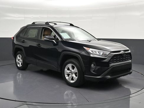 Used 2020 Toyota RAV4 XLE w/ Convenience Package FWD image 5