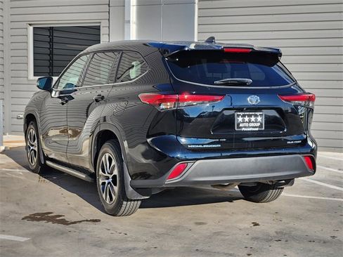 Used 2022 Toyota Highlander XLE image 6