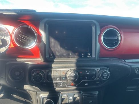 Used 2022 Jeep Gladiator Rubicon w/ Cold Weather Group image 18