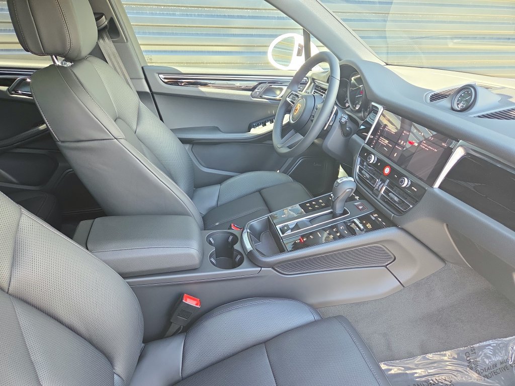 Certified 2026 Porsche Macan AWD/4WD image 22