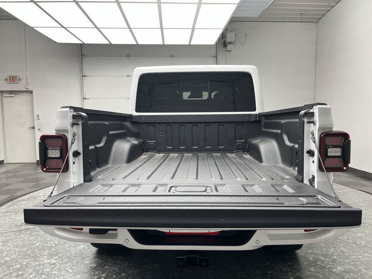 Used 2022 Jeep Gladiator Overland AWD/4WD image 5