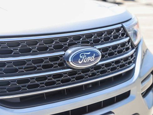 Used 2021 Ford Explorer XLT w/ Equipment Group 202A RWD image 5