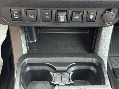 Used 2022 Toyota Tacoma TRD Sport w/ Technology Package AWD/4WD image 3