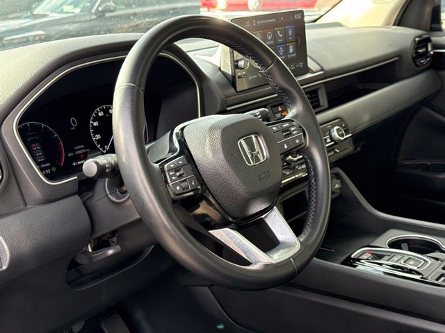 Used 2025 Honda Pilot Touring image 13