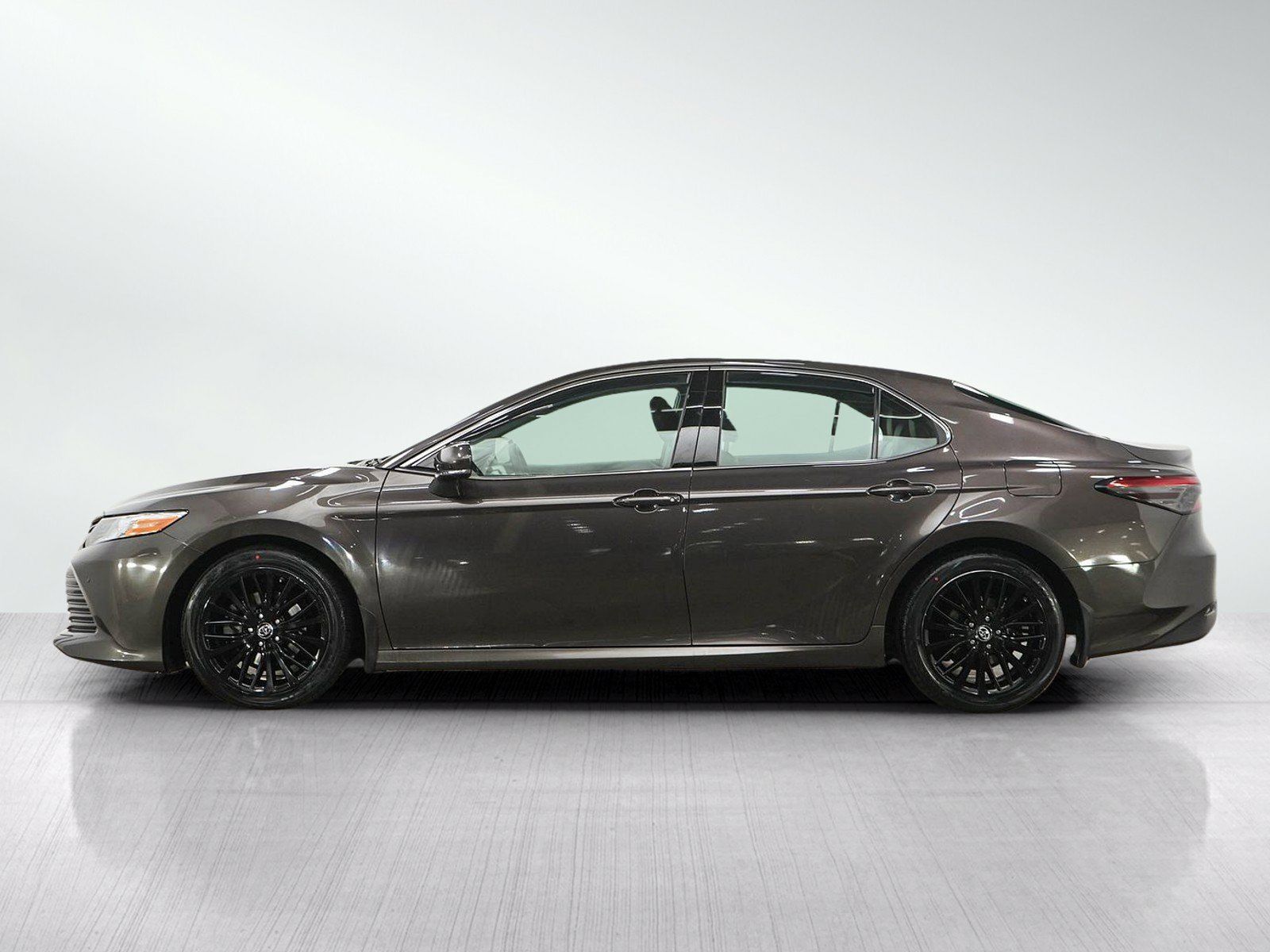 Used 2018 Toyota Camry XLE FWD image 2
