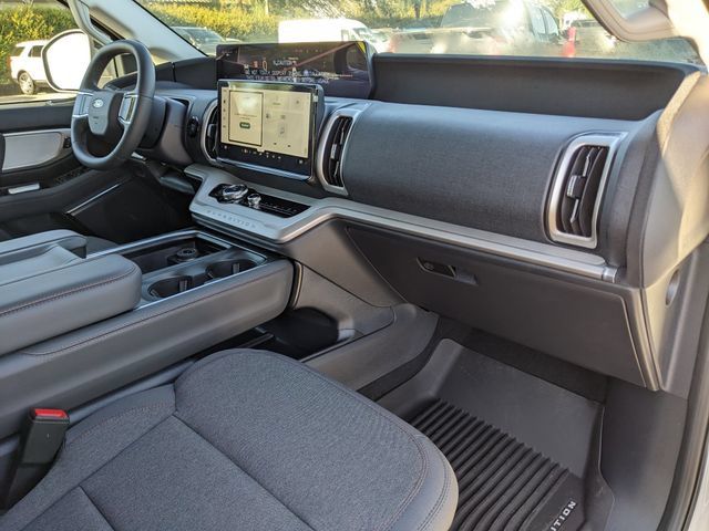 Used 2025 Ford Expedition Active RWD image 13
